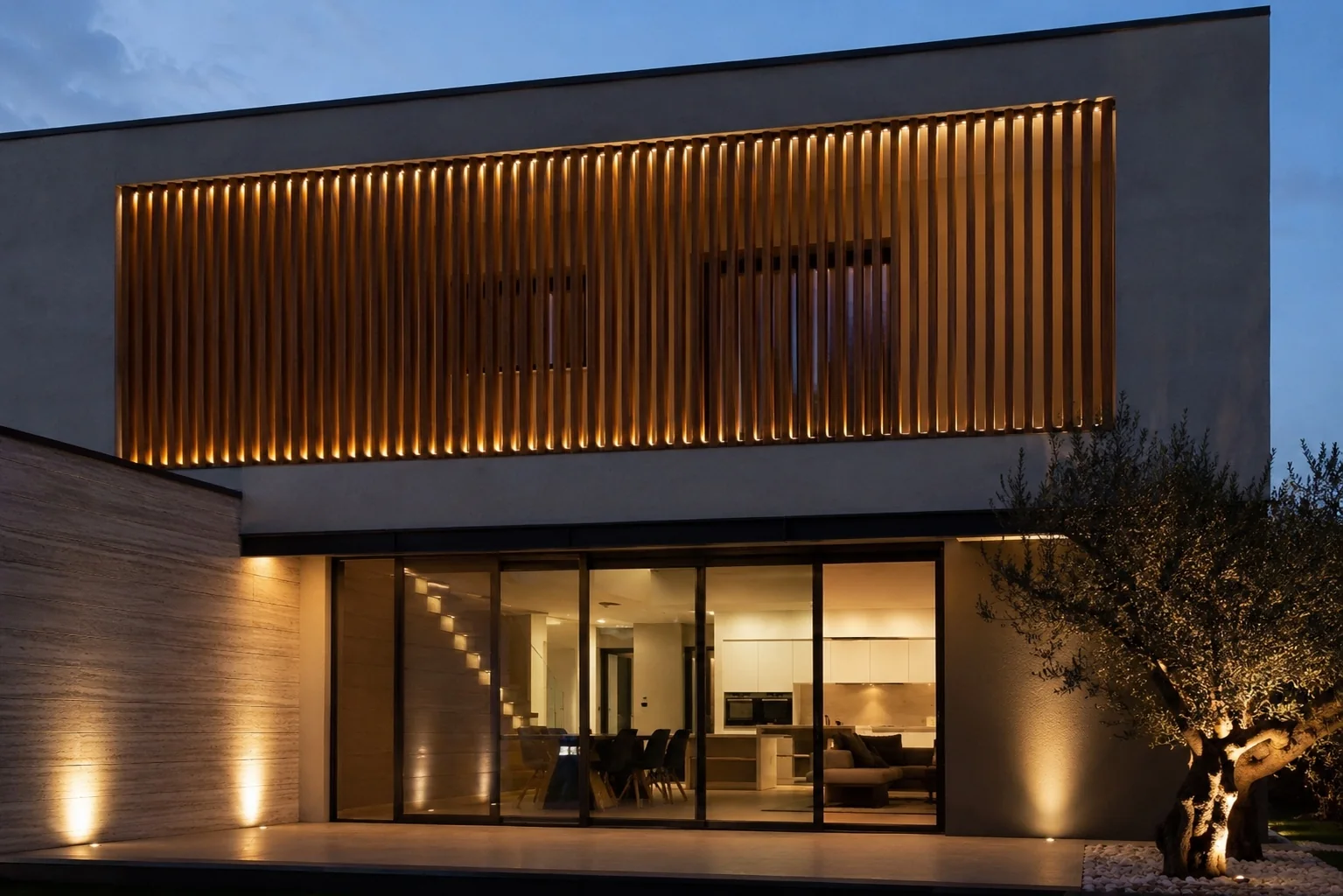 Villa contemporanea di nuova costruzione, facciata in listelli di legno al tramonto